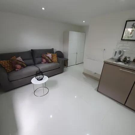 Studio Aux Portes De Paris Apartment *